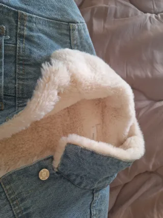 Chaqueta vaquera y jersey con borreguito.