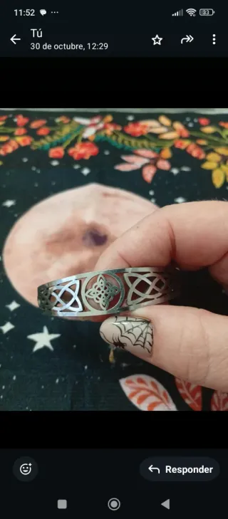 Brazalete plateado con diseño celta