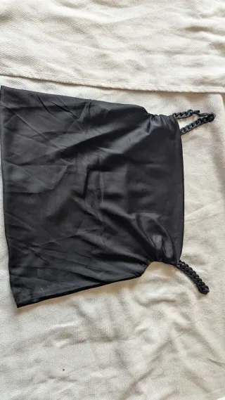 Camiseta satén negra tirantes cadena
