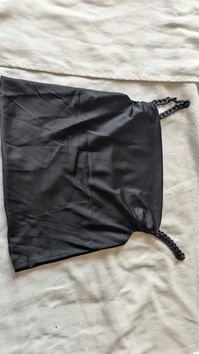 Camiseta satén negra tirantes cadena