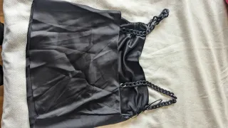 Camiseta satén negra tirantes cadena