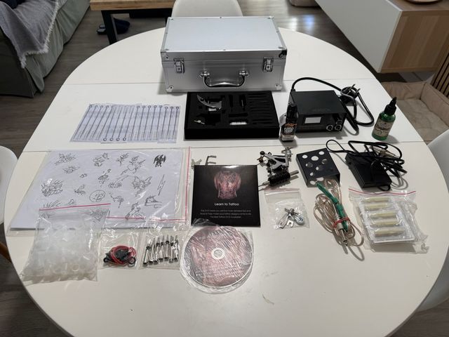 Kit completo de tatuaje usado solo una vez.
