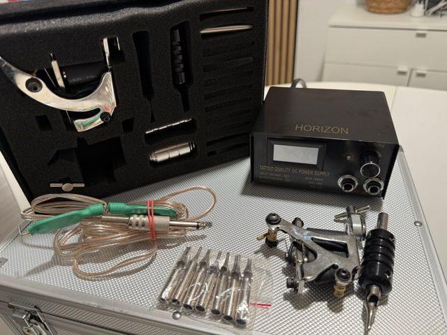 Kit completo de tatuaje usado solo una vez.