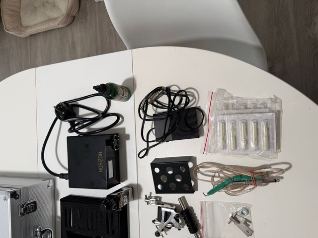 Kit completo de tatuaje usado solo una vez.