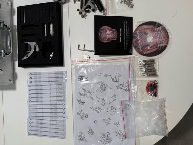 Kit completo de tatuaje usado solo una vez.