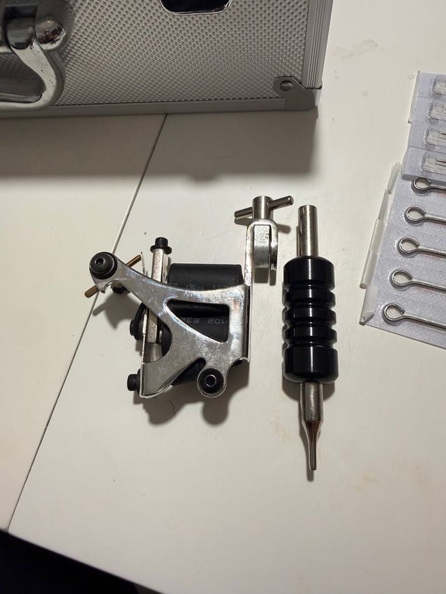 Kit completo de tatuaje usado solo una vez.