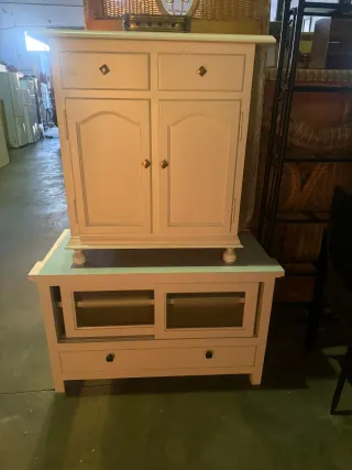 Cómoda beige y blanca de madera con cristal