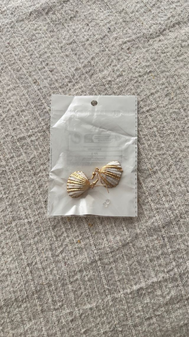 Brincos concha natural dourada e branca