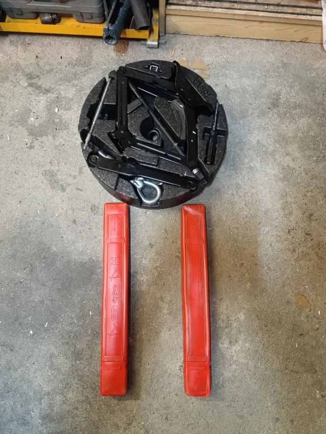 Gato tijera coche y triángulos emergencia