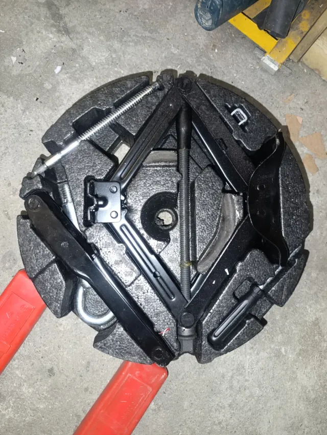 Gato tijera coche y triángulos emergencia