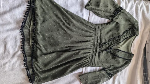 Vestido verde con topos