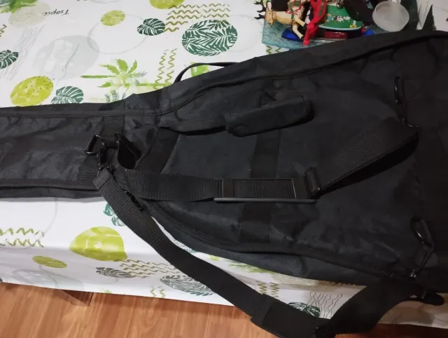 Funda de guitarra negra