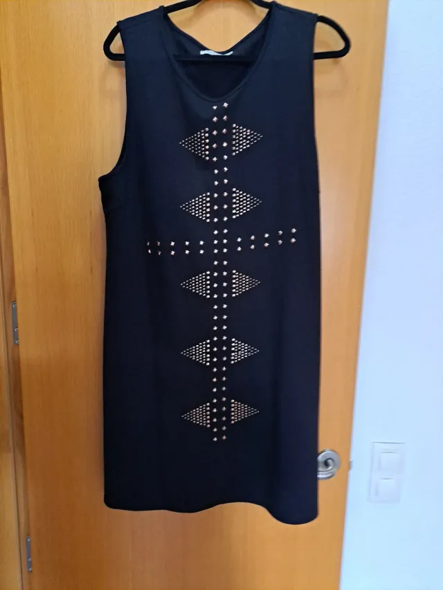 Vestido negro con detalles dorados