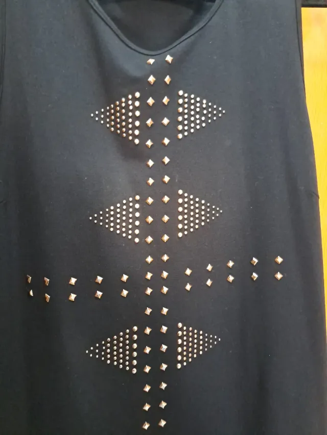 Vestido negro con detalles dorados