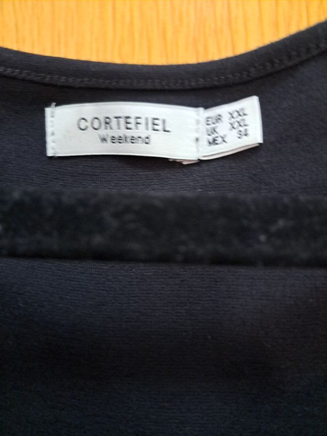 Vestido negro con detalles dorados