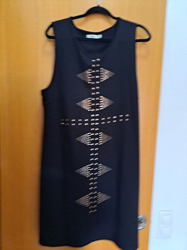 Vestido negro con detalles dorados