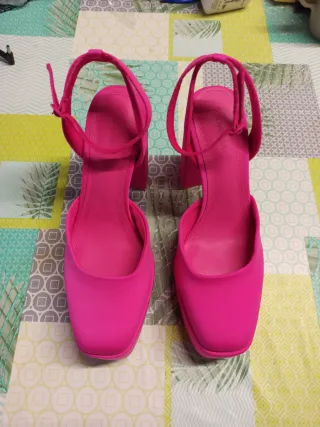 SIN ESTRENAR. Zapatos de tacón Stradivarius