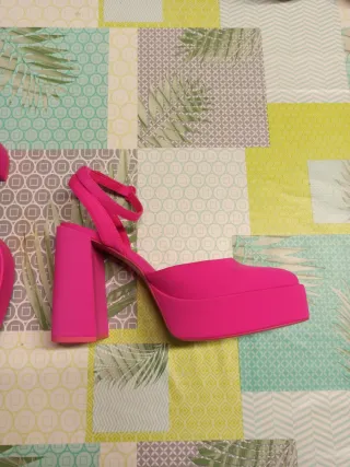 SIN ESTRENAR. Zapatos de tacón Stradivarius