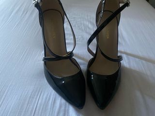 Tacones negros charol punta fina talla 37