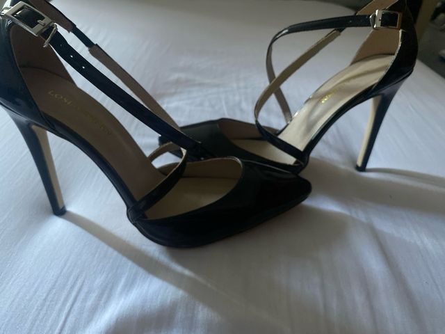 Tacones negros charol punta fina talla 37