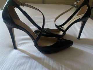 Tacones negros charol punta fina talla 37