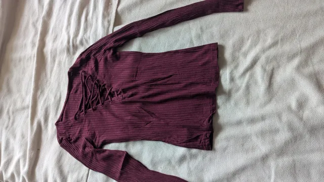 Camiseta granate canalé con cordones