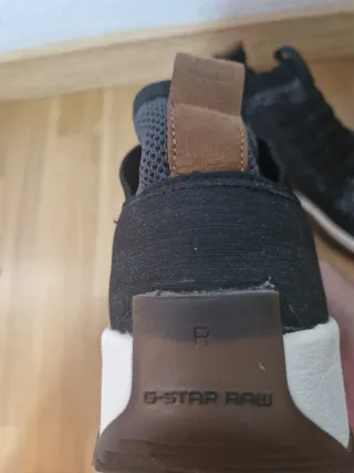 Zapatos deportivos negros y blancos