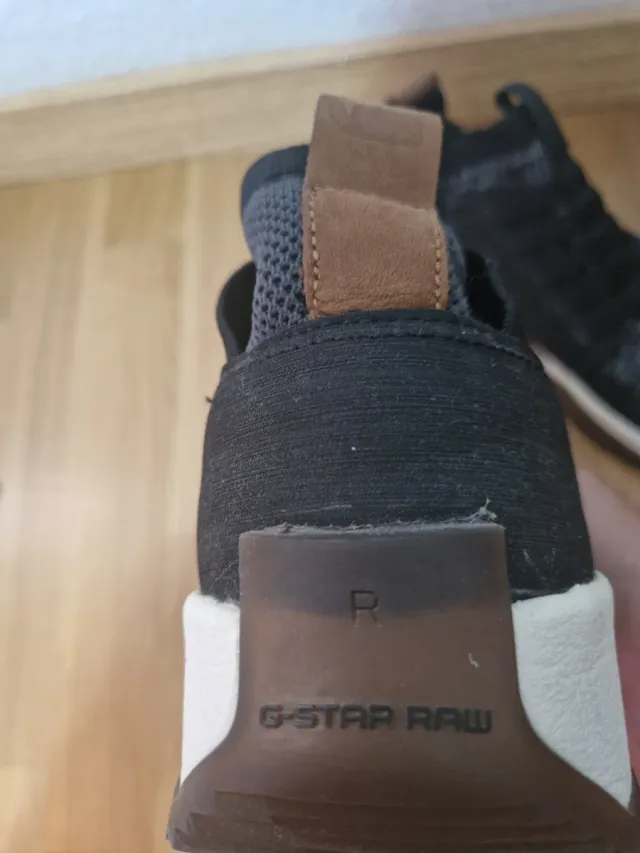 Zapatos deportivos negros y blancos