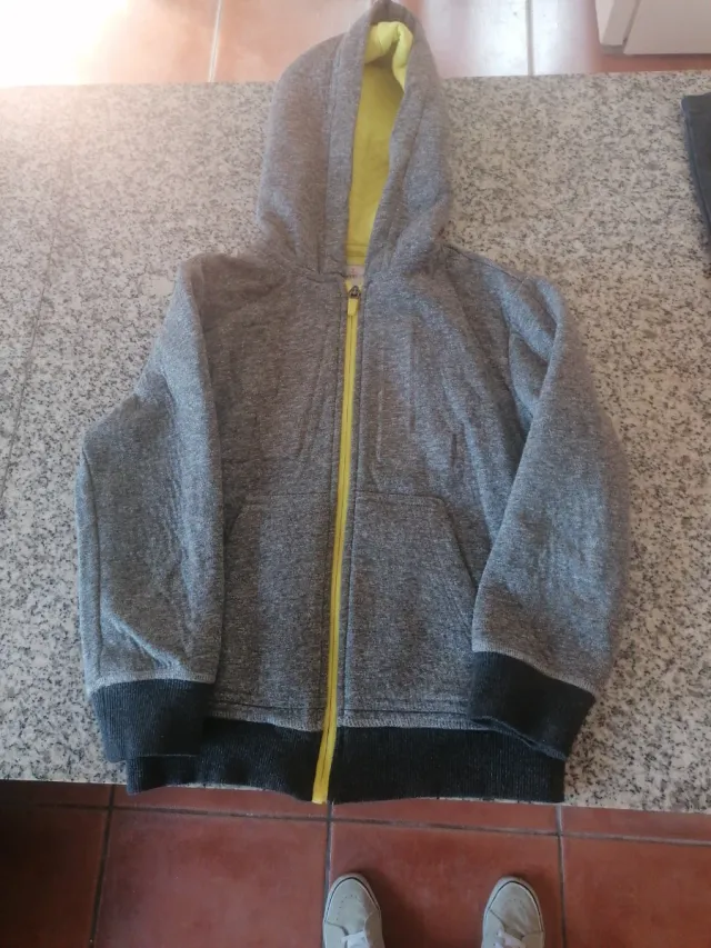 Sudadera gris con capucha niño 6 años