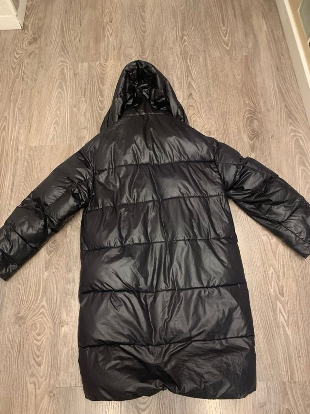 Abrigo acolchado mujer negro y morado