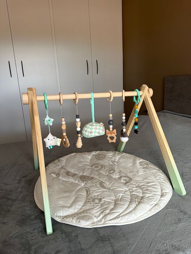 Set de gimnasio de madera para bebés con alfombra
