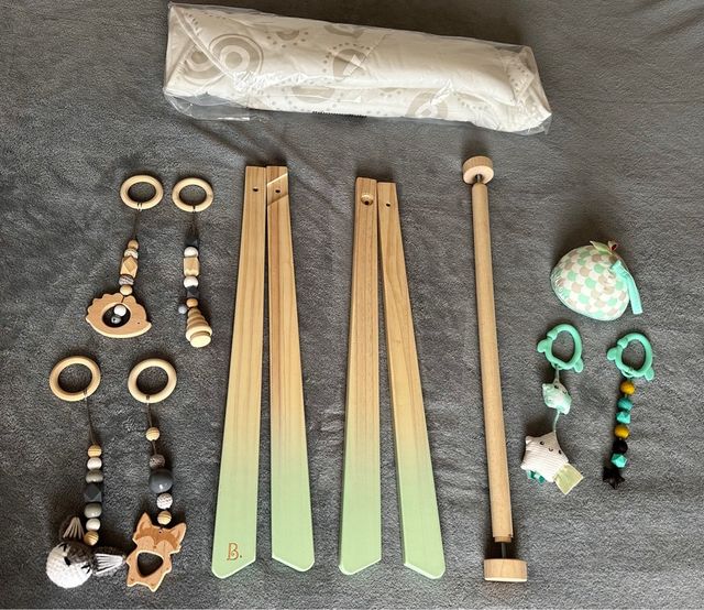 Set de gimnasio de madera para bebés con alfombra