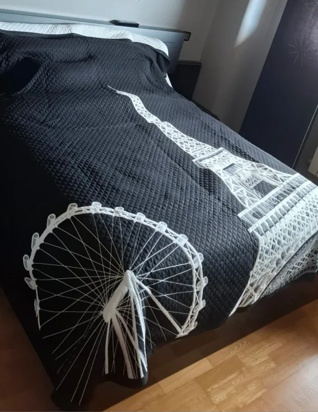 Colcha reversible negra-blanca con diseño