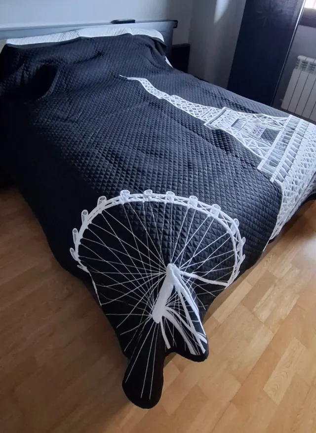 Colcha reversible negra-blanca con diseño