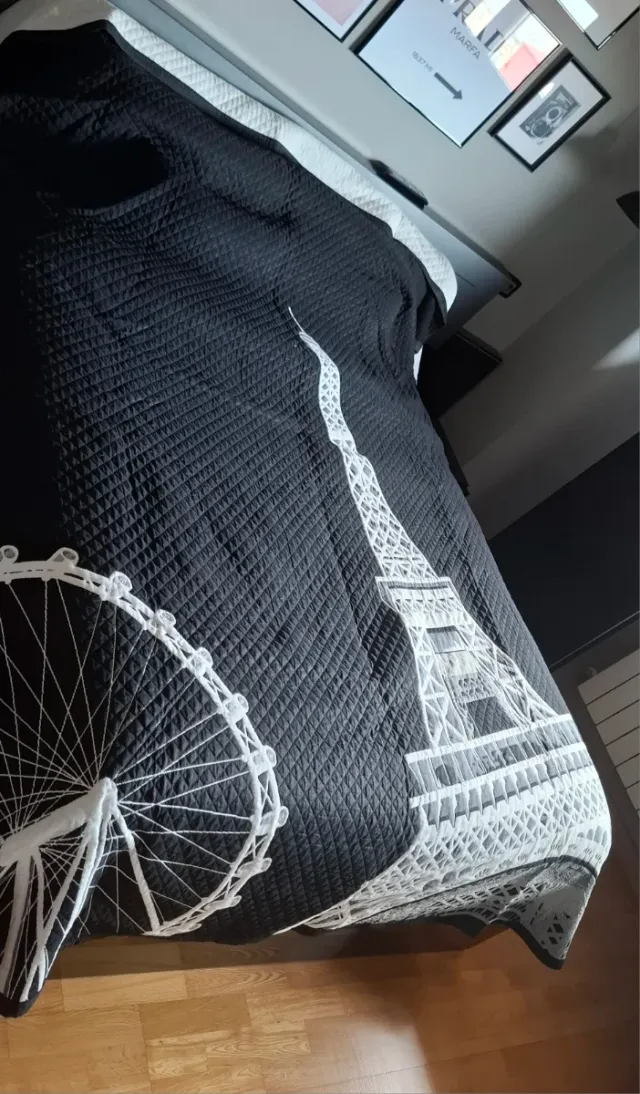 Colcha reversible negra-blanca con diseño