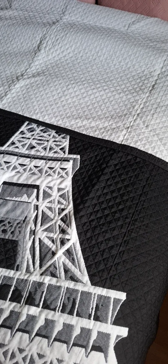 Colcha reversible negra-blanca con diseño