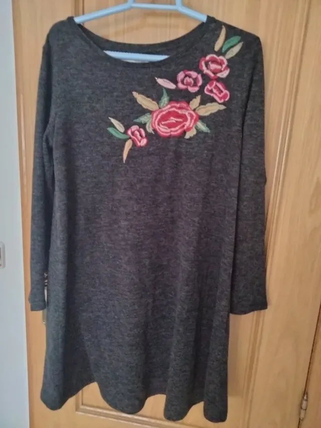 Vestido curto com flores bordadas