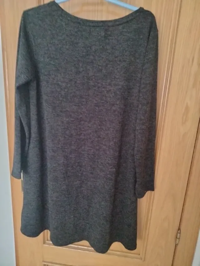 Vestido curto com flores bordadas