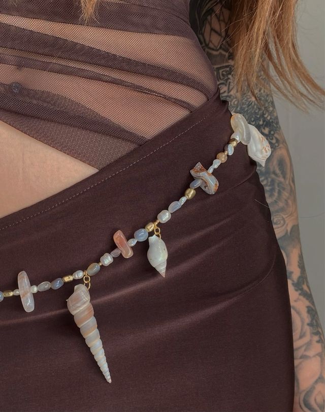 Cintura con conchiglie e pietre semi preziose