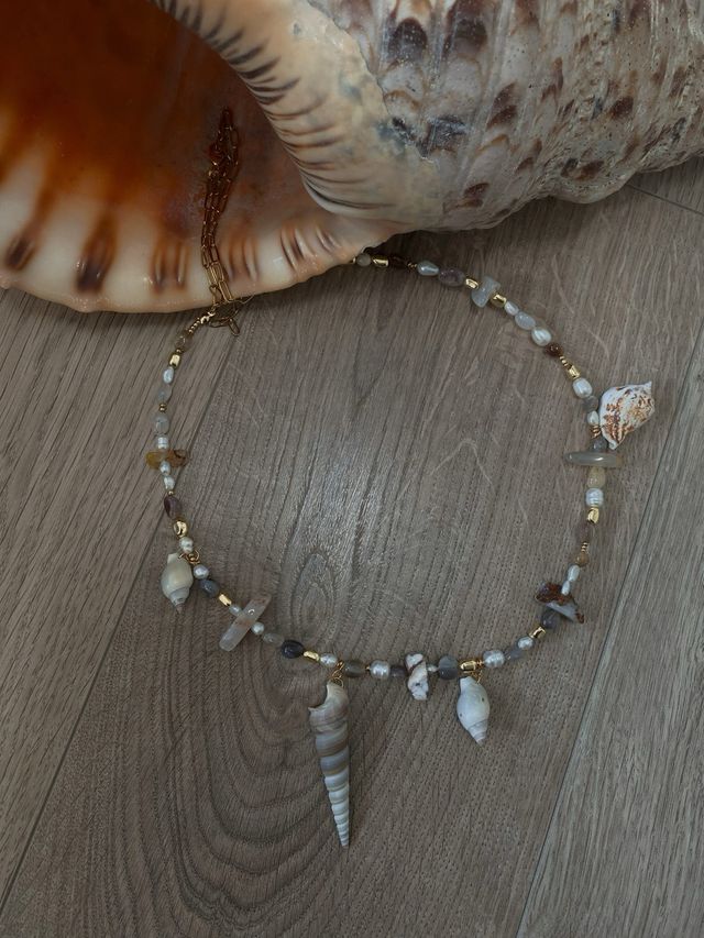 Cintura con conchiglie e pietre semi preziose