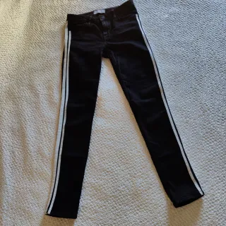 Jeans negros con raya lateral blanca