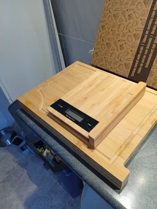 Tagliere da cucina con bilancia integrata