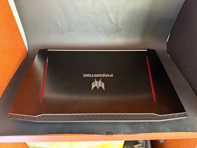 IMPOLUTO Acer Predator Helios 300