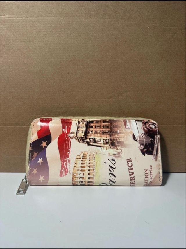 Cartera Multicolor con Diseño de Viajes