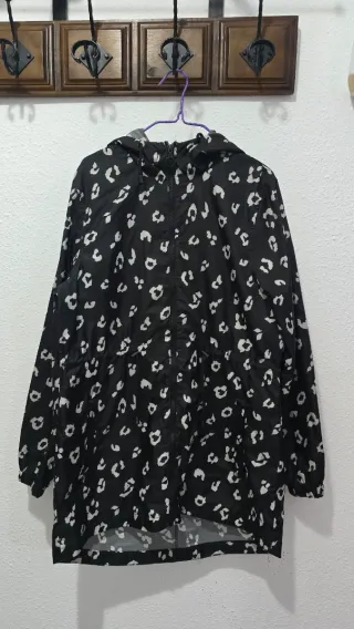 Parka larga animal print negra