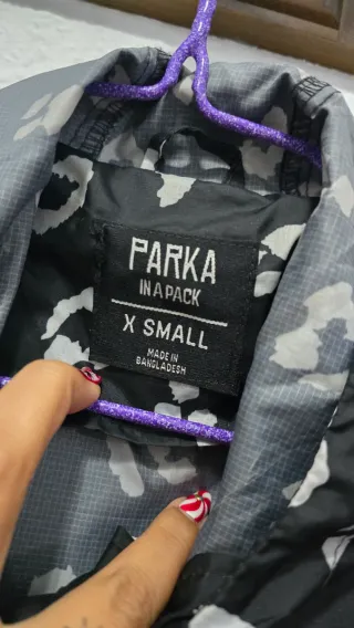 Parka larga animal print negra