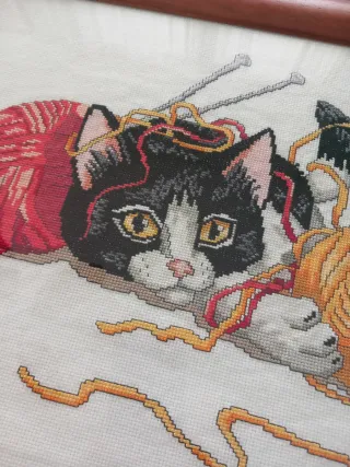 Quadro ricamato a mano gatto con gomitoli