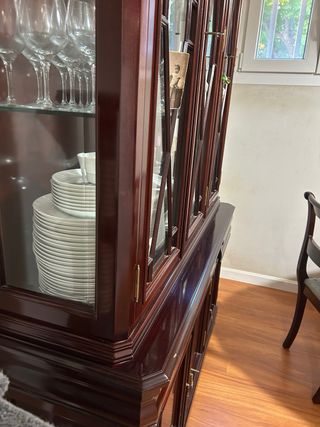 Aparador de caoba con vitrina