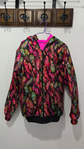 Chubasquero estampado plumas doble faz