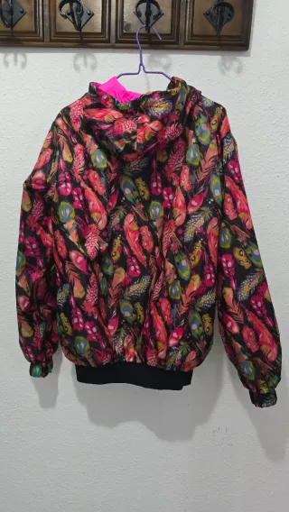 Chubasquero estampado plumas doble faz